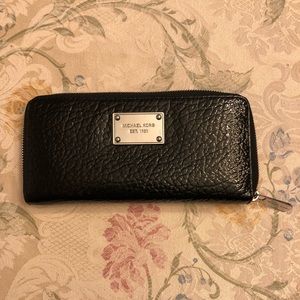 Michael Kors zip wallet - black and silver